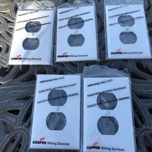 5 Cooper White Mid-Size 1G Unbreakable Receptacle